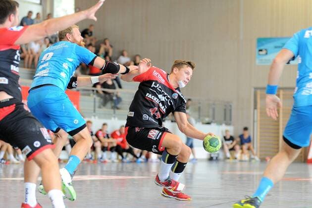 Christoph Steinert (HC Erlangen 44) gegen Manuel Spaeth (TVB 1898 Stuttgart 9) Handball, Maenner, Vorbereitungsturnier, 54.Sparkassen-Cup,Altensteig,Spiel um Platz3, 29.07.2018, Foto:TBaur Eibner HC Erlangen vs. TVB 1898 Stuttgart Esslingen Copyright: xEIBNER TobiasxBaurx EP_TBR