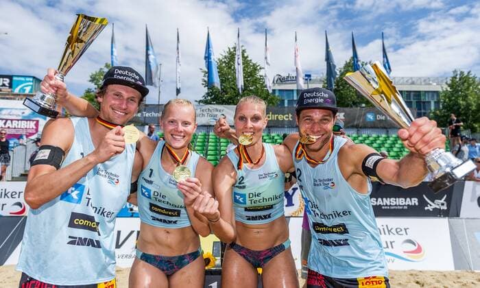 Sport Themen der Woche KW30 Sport Bilder des Tages Die Techniker Beach Tour 2018 - Leipzig, 29.07.2018 Jonas Schroeder (United Volleys), Anna Behlen (SV Lohhof), Sarah Schneider (SV Lohhof), Paul Becker (Deutsche Energie Beachteam); Die Techniker Beach Tour 2018 - Leipzig am 29.07.2018, Leipzig. *** The Technicians Beach Tour 2018 Leipzig 29 07 2018 Jonas Schroeder United Volleys Anna Behlen SV Lohhof Sarah Schneider SV Lohhof Paul Becker German Energy Beach Team The Technicians Beach Tour 2018 Leipzig am 29 07 2018 Leipzig xPWx