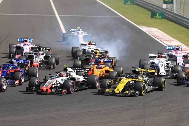 Sport Bilder des Tages 29th July 2018, Hungaroring, Mogyorod, Hungary; Hungarian Formula One Grand Prix, race day; Alfa Romeo Sauber F1 Team, Marcus Ericsson lands close behind McLaren, Stoffel Vandoorne  ActionPlus12051522 Octane