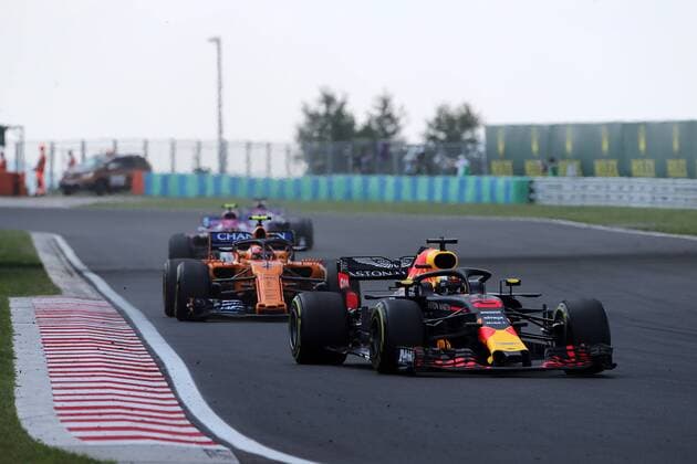 Photo4 LaPresse 29 07 2018 Budapest, Hungary Grand Prix Formula One Hungary 2018 In the pic: Daniel Ricciardo (AUS) Red Bull Racing RB14 leads Stoffel Vandoorne (BEL) McLaren MCL33  Copyright: xPhoto4 LaPressex