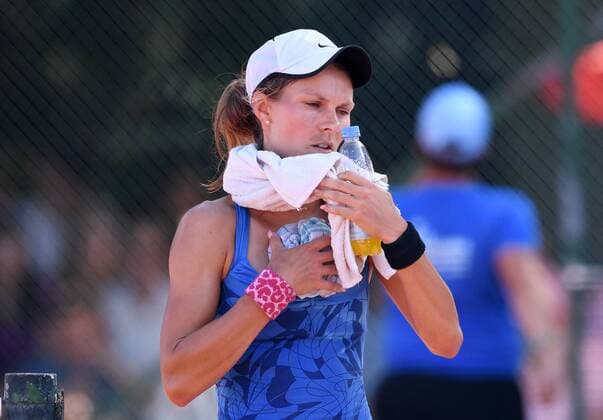 Tennis Frauen ITF Tour AHG BMW Cup Bildechingen 2018 29.07.2015 FINALE Katarzyna Piter (POL) mit einem Eisbeutel zur Abkuehlung nach dem ersten Satz Foto: Pressefoto ULMER Markus Ulmer xxNOxMODELxRELEASExx