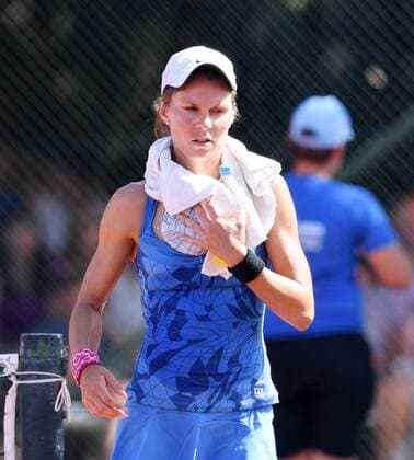 Tennis Frauen ITF Tour AHG BMW Cup Bildechingen 2018 29.07.2015 FINALE Katarzyna Piter (POL) mit einem Eisbeutel zur Abkuehlung nach dem ersten Satz Foto: Pressefoto ULMER Markus Ulmer xxNOxMODELxRELEASExx
