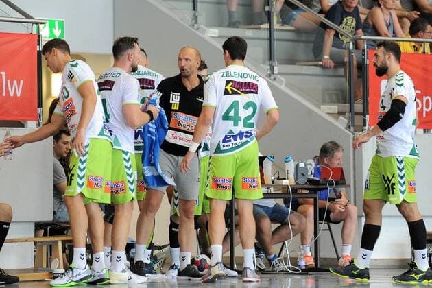 Hartmut Mayerhoffer (FrischAuf Goeppingen Trainer) mit Jacob Bagersted (FrischAuf Goeppingen 14) und Nemanja Zelenovic (FrischAuf Goeppingen 42) Handball, Maenner, Vorbereitungsturnier, 54.Sparkassen-Cup,Altensteig,Spiel um Finale, 29.07.2018, Foto:TBaur Eibner FrischAuf Goeppingen vs. HSG Wetzlar Esslingen Copyright: xEIBNER TobiasxBaurx EP_TBR