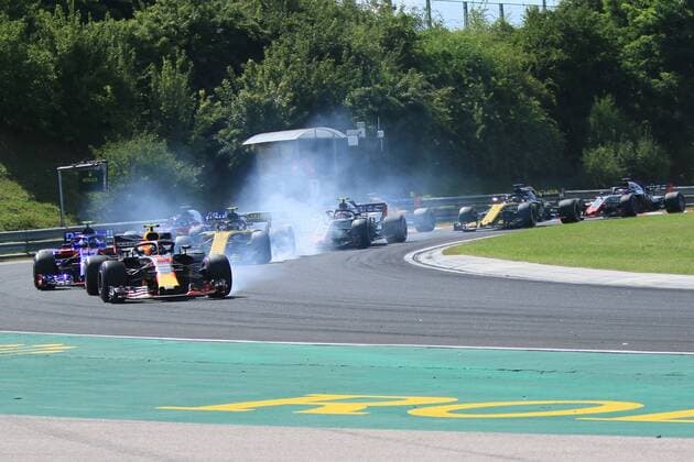 29th July 2018, Hungaroring, Mogyorod, Hungary; Hungarian Formula One Grand Prix, race day; Aston Martin Red Bull Racing TAG Heuer, Max Verstappen with Renault F1 Team, Carlos Sainz locking up behind  ActionPlus12051617 Octane