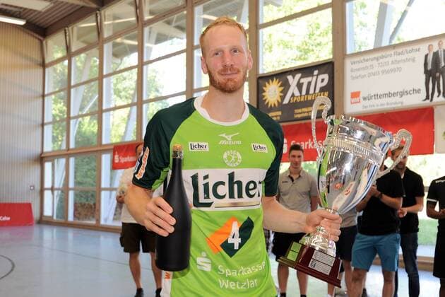 Sport Bilder des Tages Stefan Kneer (HSG Wetzlar 4) mit den Sieger Pokal Handball, Maenner, Vorbereitungsturnier, 54.Sparkassen-Cup,Altensteig,Spiel um Finale, 29.07.2018, Foto:TBaur Eibner FrischAuf Goeppingen vs. HSG Wetzlar Esslingen Copyright: xEIBNER TobiasxBaurx EP_TBR