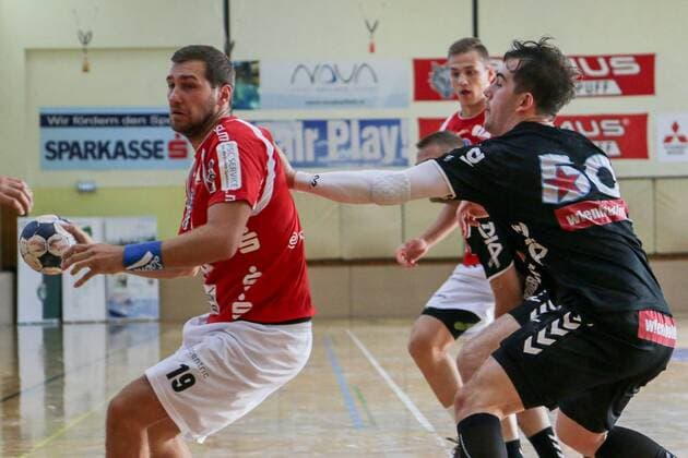Tomas Babak ( 19, Bergischer HC) am Ball vor Vincent Schweiger ( 50, Fivers WAT Margareten HC) Fivers WAT Margareten HC vs Bergischer HC, Handball, Testspiel, 29.07.18 Köflach Lipizanerheimat Österreich Sporthalle Köflach