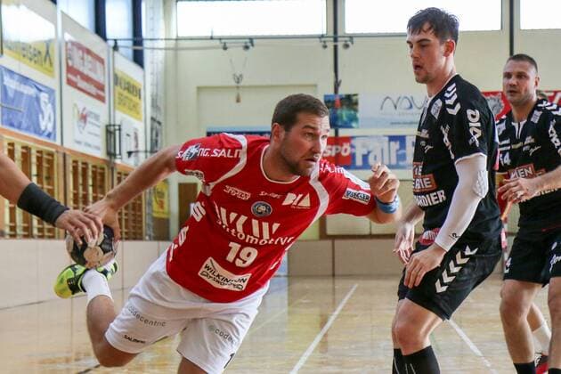 Tomas Babak ( 19, Bergischer HC) setzt zum Wurf an neben Vincent Schweiger ( 50, Fivers WAT Margareten HC) Fivers WAT Margareten HC vs Bergischer HC, Handball, Testspiel, 29.07.18 Köflach Lipizanerheimat Österreich Sporthalle Köflach