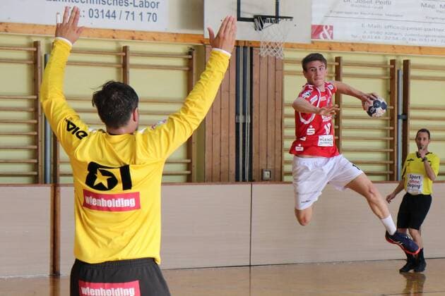 Yannick Fraatz ( 18, Bergischer HC) beim Wurf gegen Wolfgang Fillzwiser ( 51, Fivers WAT Margareten HC) Fivers WAT Margareten HC vs Bergischer HC, Handball, Testspiel, 29.07.18 Köflach Lipizanerheimat Österreich Sporthalle Köflach