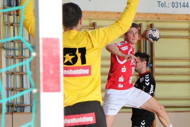 Yannick Fraatz ( 18, Bergischer HC) beim Wurf gegen Wolfgang Fillzwiser ( 51, Fivers WAT Margareten HC) Fivers WAT Margareten HC vs Bergischer HC, Handball, Testspiel, 29.07.18 Köflach Lipizanerheimat Österreich Sporthalle Köflach