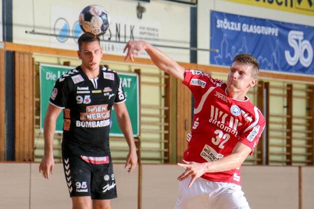 Jeffrey Boomhouwer ( 32, Bergischer HC) beim Wurf neben Thomas Seidl ( 95, Fivers WAT Margareten HC) Fivers WAT Margareten HC vs Bergischer HC, Handball, Testspiel, 29.07.18 Köflach Lipizanerheimat Österreich Sporthalle Köflach
