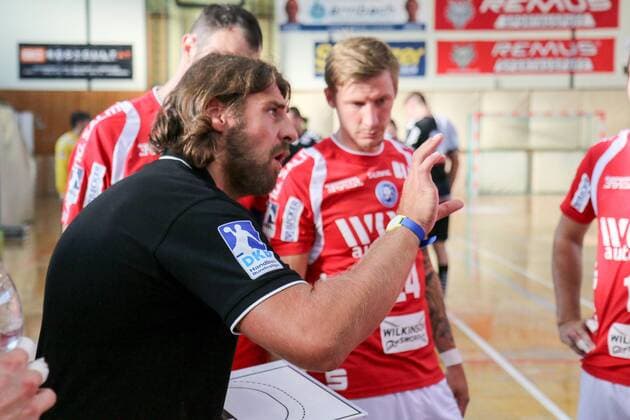 Sebastian Hinze (Trainer, Bergischer HC) während einer Auszeit mit Bogdan Andrei Criciotoiu ( 90, Bergischer HC), Linus Arnesson ( 24, Bergischer HC) und anderen Fivers WAT Margareten HC vs Bergischer HC, Handball, Testspiel, 29.07.18 Köflach Lipizanerheimat Österreich Sporthalle Köflach
