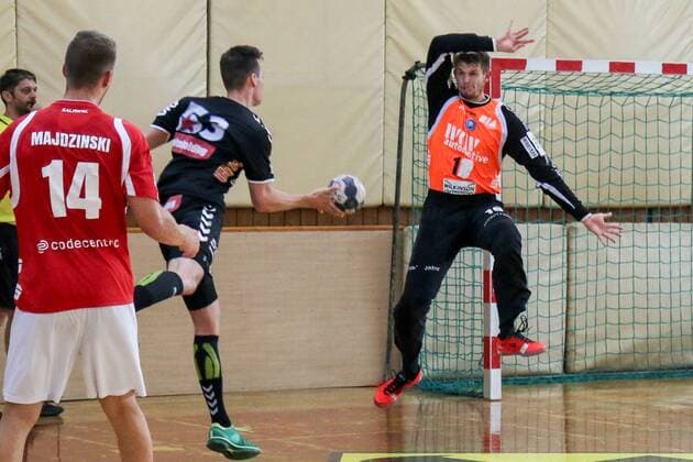Henry Stummer ( 53, Fivers WAT Margareten HC) beim Wurf gegen Christopher Rudeck ( 1, TW, Bergischer HC) Fivers WAT Margareten HC vs Bergischer HC, Handball, Testspiel, 29.07.18 Köflach Lipizanerheimat Österreich Sporthalle Köflach