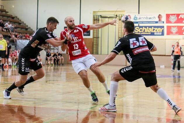 Thomas Seidl ( 95, Fivers WAT Margareten HC) versicht Kristian Nippes ( 13, Bergischer HC) zu halten vor Marin Martinovic ( 55, Fivers WAT Margareten HC) Fivers WAT Margareten HC vs Bergischer HC, Handball, Testspiel, 29.07.18 Köflach Lipizanerheimat Österreich Sporthalle Köflach