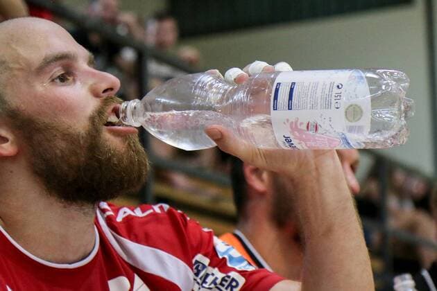 Kristian Nippes ( 13, Bergischer HC) nimmt einen kräftigen Schluck aus der Wasserflasche Fivers WAT Margareten HC vs Bergischer HC, Handball, Testspiel, 29.07.18 Köflach Lipizanerheimat Österreich Sporthalle Köflach