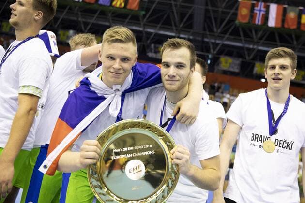 29.07.2018, Arena Zlatorog, Celje, SLO, EHF EM U20, Frankreich vs Slowenien, Finale, im Bild Players of Slovenia celebrate win against France during the final match of the EHF men s Handball European U20 Championship between France vs Slovenia at the Arena Zlatorog in Celje, Slovenia on 2018 07 29. Celje