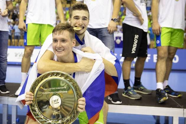 29.07.2018, Arena Zlatorog, Celje, SLO, EHF EM U20, Frankreich vs Slowenien, Finale, im Bild Players of Slovenia celebrate win against France during the final match of the EHF men s Handball European U20 Championship between France vs Slovenia at the Arena Zlatorog in Celje, Slovenia on 2018 07 29. Celje