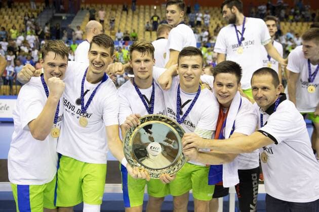 29.07.2018, Arena Zlatorog, Celje, SLO, EHF EM U20, Frankreich vs Slowenien, Finale, im Bild Players of Slovenia celebrate win against France during the final match of the EHF men s Handball European U20 Championship between France vs Slovenia at the Arena Zlatorog in Celje, Slovenia on 2018 07 29. Celje