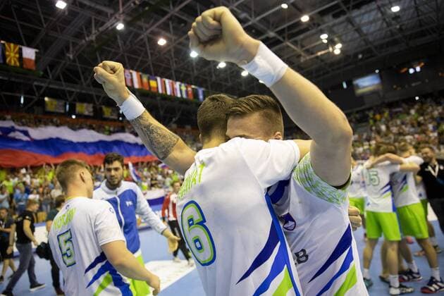 29.07.2018, Arena Zlatorog, Celje, SLO, EHF EM U20, Frankreich vs Slowenien, Finale, im Bild Players of Slovenia celebrate win against France during the final match of the EHF men s Handball European U20 Championship between France vs Slovenia at the Arena Zlatorog in Celje, Slovenia on 2018 07 29. Celje