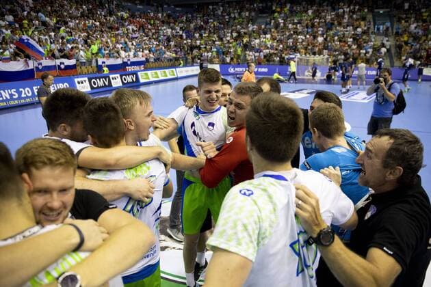 29.07.2018, Arena Zlatorog, Celje, SLO, EHF EM U20, Frankreich vs Slowenien, Finale, im Bild Players of Slovenia celebrate win against France during the final match of the EHF men s Handball European U20 Championship between France vs Slovenia at the Arena Zlatorog in Celje, Slovenia on 2018 07 29. Celje