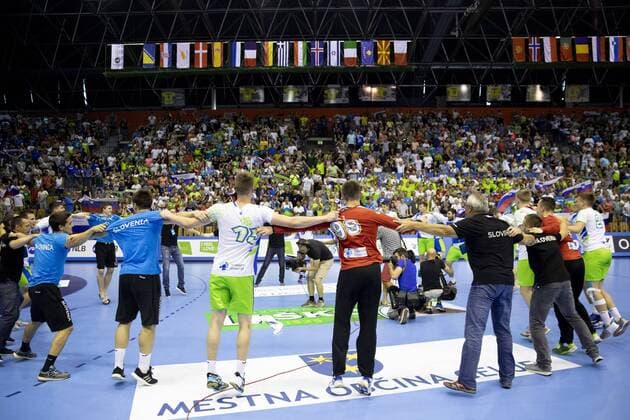29.07.2018, Arena Zlatorog, Celje, SLO, EHF EM U20, Frankreich vs Slowenien, Finale, im Bild Players of Slovenia celebrate win against France during the final match of the EHF men s Handball European U20 Championship between France vs Slovenia at the Arena Zlatorog in Celje, Slovenia on 2018 07 29. Celje