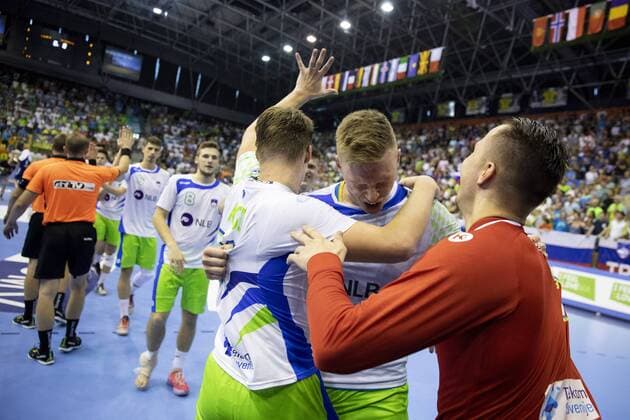 29.07.2018, Arena Zlatorog, Celje, SLO, EHF EM U20, Frankreich vs Slowenien, Finale, im Bild Players of Slovenia celebrate win against France during the final match of the EHF men s Handball European U20 Championship between France vs Slovenia at the Arena Zlatorog in Celje, Slovenia on 2018 07 29. Celje