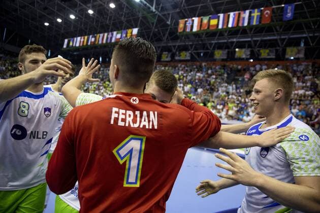 29.07.2018, Arena Zlatorog, Celje, SLO, EHF EM U20, Frankreich vs Slowenien, Finale, im Bild Players of Slovenia celebrate win against France during the final match of the EHF men s Handball European U20 Championship between France vs Slovenia at the Arena Zlatorog in Celje, Slovenia on 2018 07 29. Celje