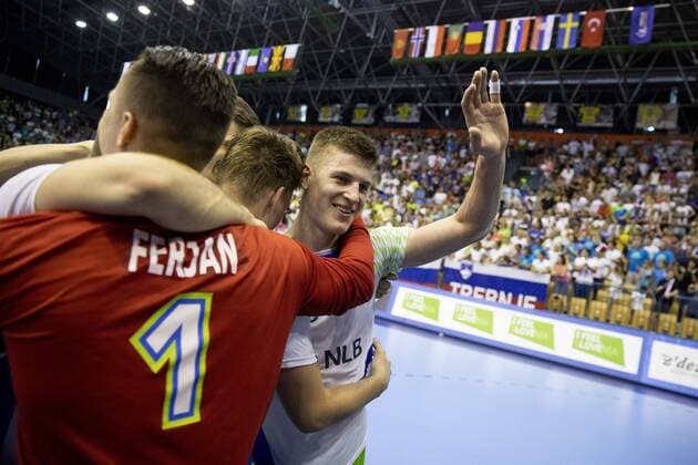 29.07.2018, Arena Zlatorog, Celje, SLO, EHF EM U20, Frankreich vs Slowenien, Finale, im Bild Players of Slovenia celebrate win against France during the final match of the EHF men s Handball European U20 Championship between France vs Slovenia at the Arena Zlatorog in Celje, Slovenia on 2018 07 29. Celje