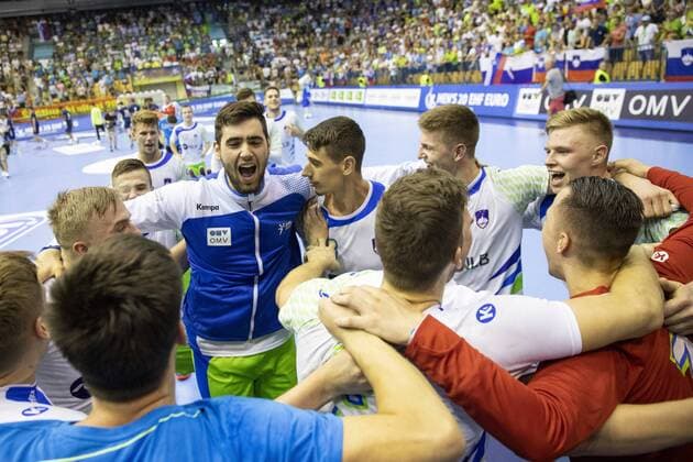 29.07.2018, Arena Zlatorog, Celje, SLO, EHF EM U20, Frankreich vs Slowenien, Finale, im Bild Players of Slovenia celebrate win against France during the final match of the EHF men s Handball European U20 Championship between France vs Slovenia at the Arena Zlatorog in Celje, Slovenia on 2018 07 29. Celje