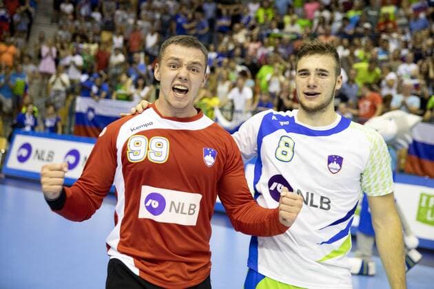 29.07.2018, Arena Zlatorog, Celje, SLO, EHF EM U20, Frankreich vs Slowenien, Finale, im Bild Gasper Dobaj and Tim Rozman of Slovenia celebrate win against France during the final match of the EHF men s Handball European U20 Championship between France vs Slovenia at the Arena Zlatorog in Celje, Slovenia on 2018 07 29. Celje