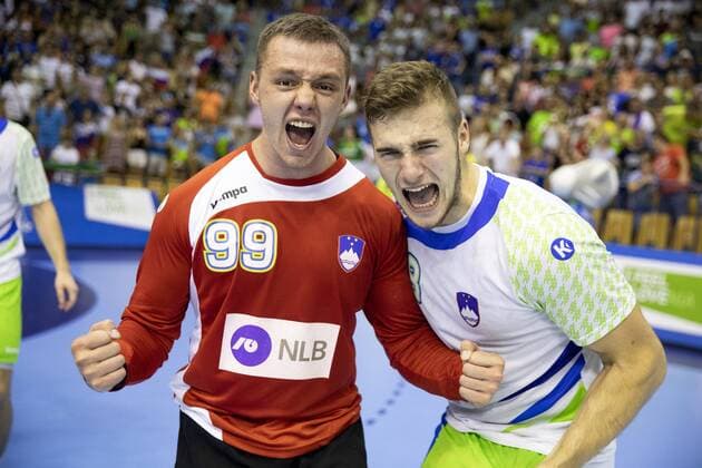 29.07.2018, Arena Zlatorog, Celje, SLO, EHF EM U20, Frankreich vs Slowenien, Finale, im Bild Gasper Dobaj and Tim Rozman of Slovenia celebrate win against France during the final match of the EHF men s Handball European U20 Championship between France vs Slovenia at the Arena Zlatorog in Celje, Slovenia on 2018 07 29. Celje