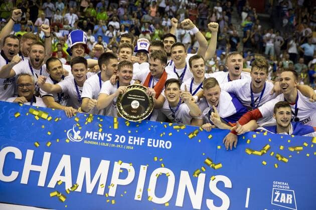 29.07.2018, Arena Zlatorog, Celje, SLO, EHF EM U20, Frankreich vs Slowenien, Finale, im Bild Players of Slovenia celebrate win against France during the final match of the EHF men s Handball European U20 Championship between France vs Slovenia at the Arena Zlatorog in Celje, Slovenia on 2018 07 29. Celje