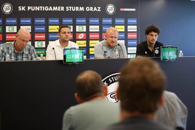 SOCCER - UEFA CL quali, Ajax vs Sturm GRAZ,AUSTRIA,31.JUL.18 - SOCCER - UEFA Champions League qualification, SK Sturm Graz vs AFC Ajax Amsterdam, preview, press conference PK Pressekonferenz Sturm. Image shows the interpreter, press officer Alexander Fasching, head coach Heiko Vogel and Philipp Hosiner (Sturm). GEPAxpictures xChristianxWalgram