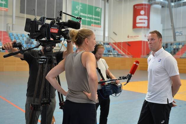 Handball, Herren, Saison 2018 19, Training Nationalmannschaft Japan, Dagur Sigrundsson (Cheftrainer Japan) im TV--Interview mit dem rbb, 31.07.18, Copyright: xMichaelxHundtx xMatthiasxKochx