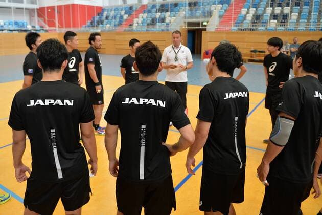Handball, Herren, Saison 2018 19, Training Nationalmannschaft Japan, Dagur Sigrundsson (Cheftrainer Japan) spricht mit der Mannschaft, 31.07.18, Copyright: xMichaelxHundtx xMatthiasxKochx