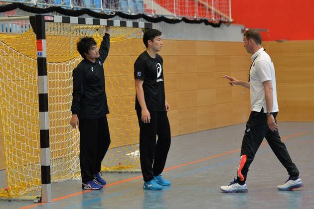 Handball, Herren, Saison 2018 19, Training Nationalmannschaft Japan, Akihito Kai (Nr. 16, Japan), Motoki Sakai (Nr. 22, Japan), Dagur Sirdusson (Cheftrainer Japan), 31.07.18, Copyright: xMichaelxHundtx xMatthiasxKochx