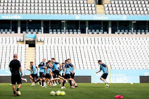 180731 Malmö FFs spelare värmer upp under en träning inför Champions League matchen mellan Malmö FF och Cluj i andra kvalomgangen den 31 juli 2018 i Malmö. Copyright: MATHILDAxAHLBERG BB180731MA019