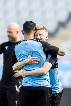 180731 Malmö FFs Anders Christiansen kramar om Sören Rieks under en träning inför Champions League matchen mellan Malmö FF och Cluj i andra kvalomgangen den 31 juli 2018 i Malmö. Copyright: MATHILDAxAHLBERG BB180731MA029