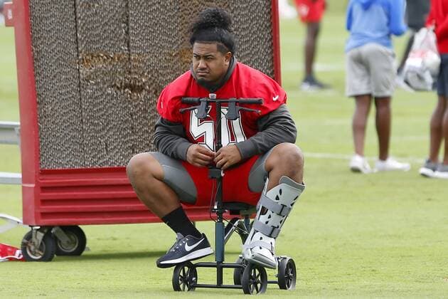 Sport Themen der Woche KW31 Sport Bilder des Tages TAMPA, FL - JULY 31: Injured draft pick Vita Vea (50) sits along the sidelines wearing a walking boot during the Tampa Bay Buccaneers Training Camp on July 31, 2018 at One Buccaneer Place in Tampa, Florida. (Photo by Cliff Welch Icon Sportswire) NFL American Football Herren USA JUL 31 Buccaneers Training Camp Icon357180731032 EDITORIAL USE ONLY