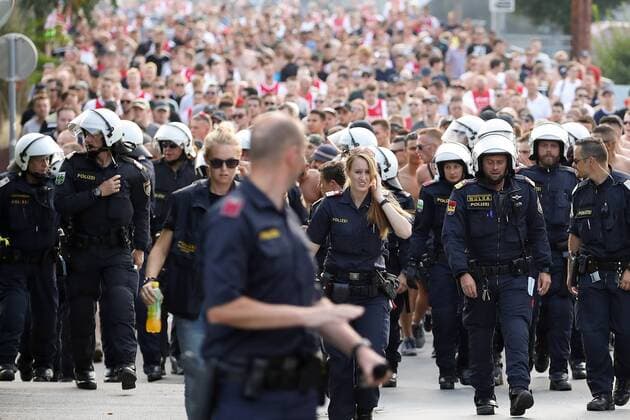 Sport Bilder des Tages SOCCER - UEFA CL quali, Sturm vs Ajax GRAZ,AUSTRIA,01.AUG.18 - SOCCER - UEFA Champions League qualification, SK Sturm Graz vs AFC Ajax Amsterdam. Image shows fans of Ajax and police. GEPAxpictures xChristianxWalgram