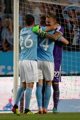 180801 goalkeeper Johan Dahlin of Malmö FF celebrates with teammates after the UEFA Champions League qualifying match between Malmö FF and Cluj on August 1, 2018 in Malmö. Photo: Ludvig Thunman BILDBYRAN kod LT 35511 Copyright: LUDVIGxTHUNMAN BB180801LT046