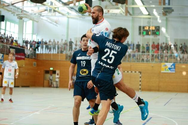 01.08.2018, xtgx, Handball Testspiel, SC Magdeburg - Japan, emspor, v.l. Zeljko Musa (Magdeburg, 2) am Ball Zweikampf, Duell, Kampf, tackle Beetzendorf