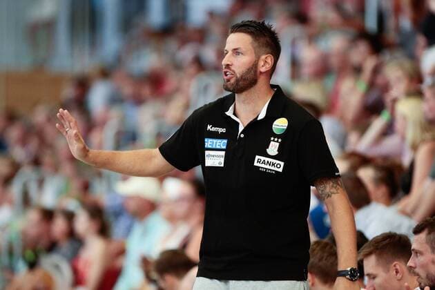 01.08.2018, xtgx, Handball Testspiel, SC Magdeburg - Japan, emspor, v.l. Bennet Wiegert (Magdeburg, Trainer) gibt Anweisungen, gestikuliert mit den Armen, gesticulate, gives instructions Beetzendorf