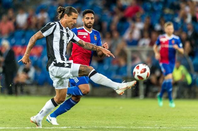 Fussball Champions League - Zweite Qualifikationsrunde - 18 19 - FC Basel 1893 - FC PAOK Saloniki - 01-08-2018 Aleksandar Prijovi? (PAOK 9) mit einem Heber ins Tor, beim Champions League - Qualifikationsrunde 2 Spiel zwischen dem FC Basel 1893 und dem FC PAOK Saloniki, am Mittwoch, den 01. August 2018 im St. Jakob-Park in Basel. (