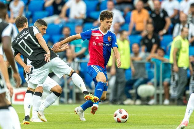 Fussball Champions League - Zweite Qualifikationsrunde - 18 19 - FC Basel 1893 - FC PAOK Saloniki - 01-08-2018 Valentin Stocker (FCB 14) im Zweikampf mit Canas José (PAOK 87), beim Champions League - Qualifikationsrunde 2 Spiel zwischen dem FC Basel 1893 und dem FC PAOK Saloniki, am Mittwoch, den 01. August 2018 im St. Jakob-Park in Basel. (