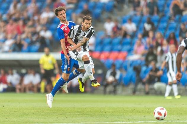 Fussball Champions League - Zweite Qualifikationsrunde - 18 19 - FC Basel 1893 - FC PAOK Saloniki - 01-08-2018 Valentin Stocker (FCB 14) im Zweikampf mit Canas José (PAOK 87), beim Champions League - Qualifikationsrunde 2 Spiel zwischen dem FC Basel 1893 und dem FC PAOK Saloniki, am Mittwoch, den 01. August 2018 im St. Jakob-Park in Basel. (