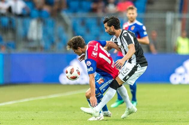 Fussball Champions League - Zweite Qualifikationsrunde - 18 19 - FC Basel 1893 - FC PAOK Saloniki - 01-08-2018 Valentin Stocker (FCB 14) im Zweikampf mit José Ángel Crespo (PAOK 15), beim Champions League - Qualifikationsrunde 2 Spiel zwischen dem FC Basel 1893 und dem FC PAOK Saloniki, am Mittwoch, den 01. August 2018 im St. Jakob-Park in Basel. (