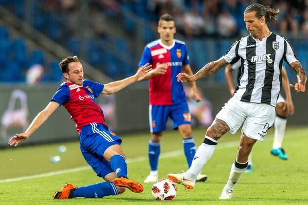 Fussball Champions League - Zweite Qualifikationsrunde - 18 19 - FC Basel 1893 - FC PAOK Saloniki - 01-08-2018 Luca Zuffi (FCB 7) im Zweikampf mit Aleksandar Prijovi? (PAOK 9), beim Champions League - Qualifikationsrunde 2 Spiel zwischen dem FC Basel 1893 und dem FC PAOK Saloniki, am Mittwoch, den 01. August 2018 im St. Jakob-Park in Basel. (
