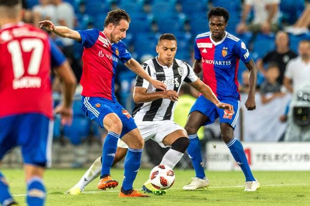 Fussball Champions League - Zweite Qualifikationsrunde - 18 19 - FC Basel 1893 - FC PAOK Saloniki - 01-08-2018 Luca Zuffi (FCB 7) im Zweikampf mit Leo Jabá (PAOK 98), beim Champions League - Qualifikationsrunde 2 Spiel zwischen dem FC Basel 1893 und dem FC PAOK Saloniki, am Mittwoch, den 01. August 2018 im St. Jakob-Park in Basel. (