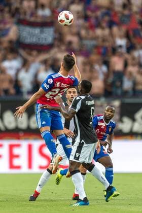 Fussball Champions League - Zweite Qualifikationsrunde - 18 19 - FC Basel 1893 - FC PAOK Saloniki - 01-08-2018 Albian Ajeti (FCB 22) im Zweikampf mit Fernando Varela (PAOK 5), beim Champions League - Qualifikationsrunde 2 Spiel zwischen dem FC Basel 1893 und dem FC PAOK Saloniki, am Mittwoch, den 01. August 2018 im St. Jakob-Park in Basel. (