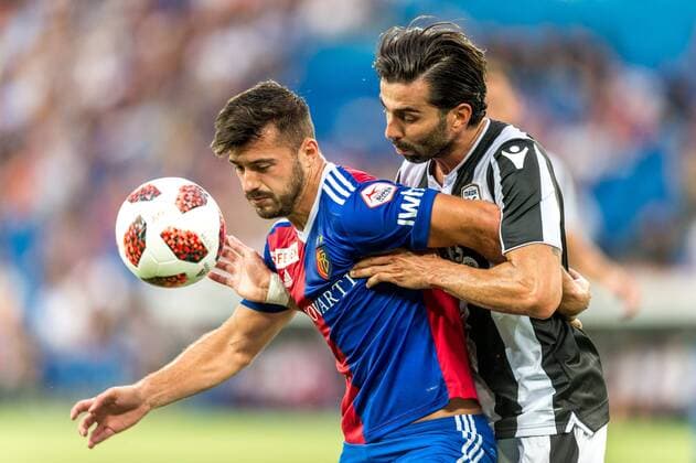 Fussball Champions League - Zweite Qualifikationsrunde - 18 19 - FC Basel 1893 - FC PAOK Saloniki - 01-08-2018 Albian Ajeti (FCB 22) im Zweikampf mit José Ángel Crespo (PAOK 15), beim Champions League - Qualifikationsrunde 2 Spiel zwischen dem FC Basel 1893 und dem FC PAOK Saloniki, am Mittwoch, den 01. August 2018 im St. Jakob-Park in Basel. (